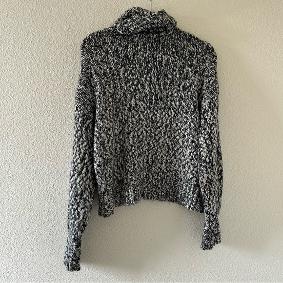 H&M Wool Blend Black White Chevron Knit Turtleneck Women Sz Medium - Picture 6 of 9